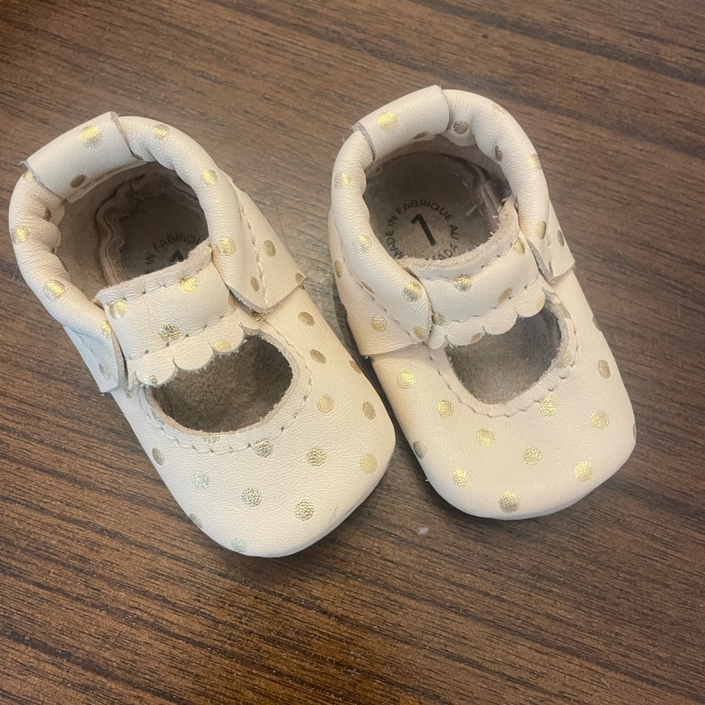 Heyfolks size one baby leather polkadot shoe